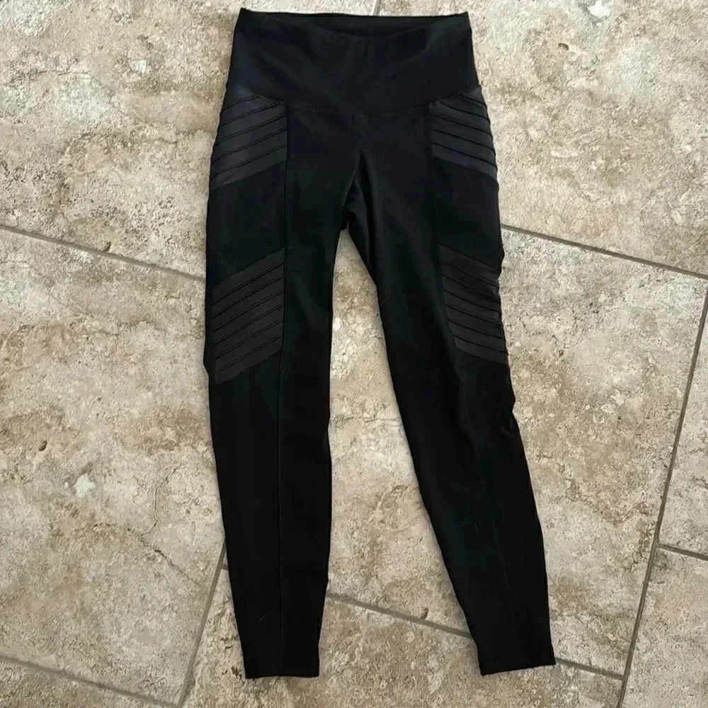 Old navy go dry leggings with ribbed details small / E14